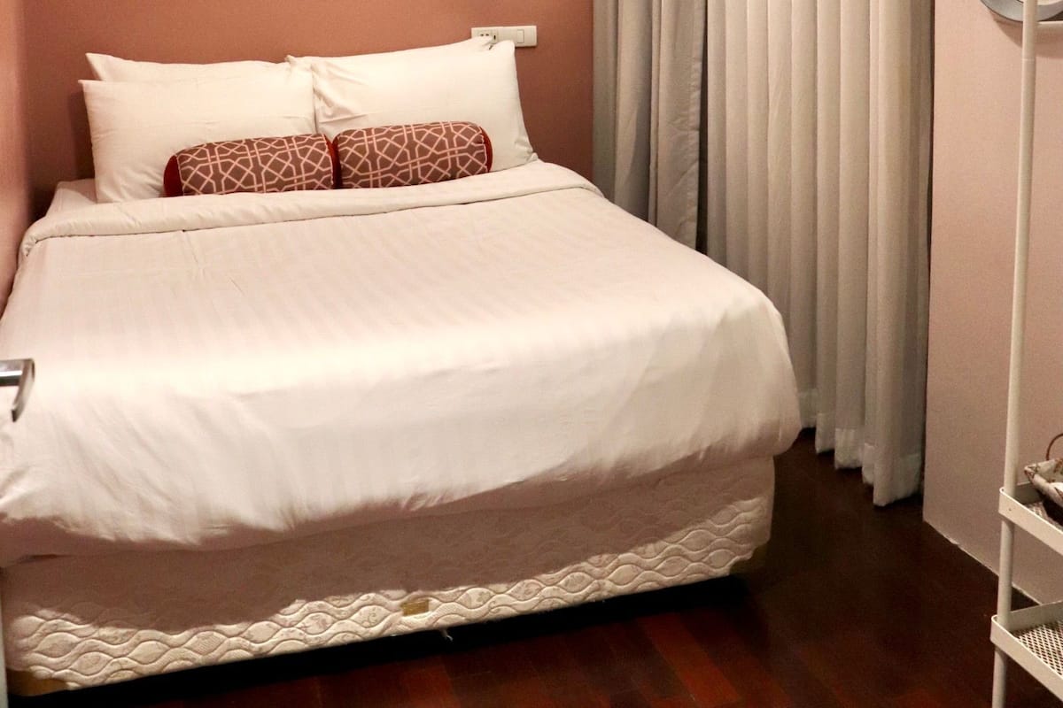 Private Room B, Shared Bathroom | Blackout drapes, free WiFi