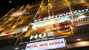 Hotellissa on kyltit, joissa lukee: «Hotel New Ganga Restaurant» ja «HUE Salon».