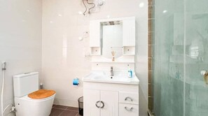 Tina de hidromasaje, toallas, papel de baño 