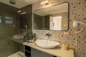 Kostenlose Toilettenartikel, Hausschuhe, Seife, Toilettenpapier