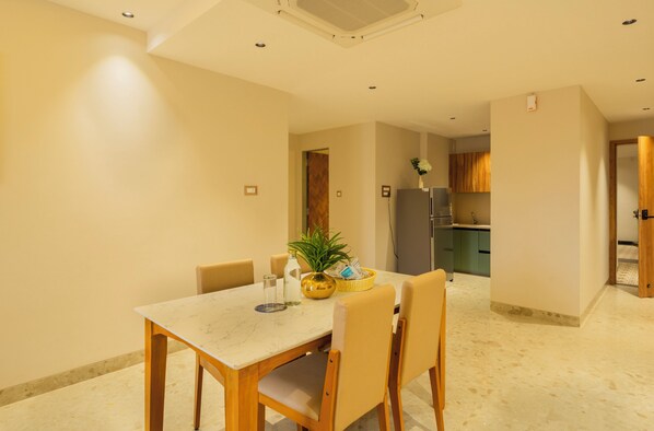 Apartment, 2 Schlafzimmer, Balkon, Stadtblick | Essbereich im Zimmer