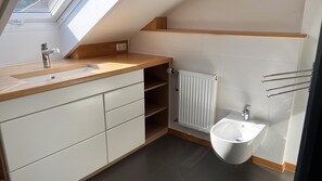 Bruser, hårtørrer, bidet, håndklæder