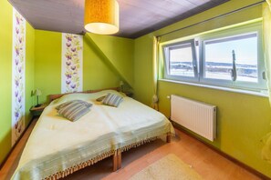 4 bedrooms, iron/ironing board, bed sheets