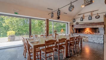 Family Chalet, Multiple Bedrooms, Mountainside (Luxury Chalet Martin) | Dining