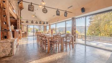 Chalet Keluarga, beberapa kamar, tepi gunung (Luxury Chalet Martin) | Tempat makan