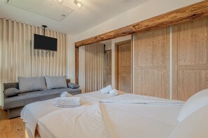 3 bedrooms, iron/ironing board, free WiFi, bed sheets