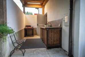 Family Chalet, Multiple Bedrooms, Mountainside (Luxury Chalet Martin) | Private kitchen | Fridge, microwave, oven, stovetop - Luxury Chalet Martin (Grosuplje)