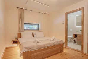 Family Chalet, Multiple Bedrooms, Mountainside (Luxury Chalet Martin) | 3 bedrooms, iron/ironing board, free WiFi, bed sheets - Luxury Chalet Martin (Grosuplje)