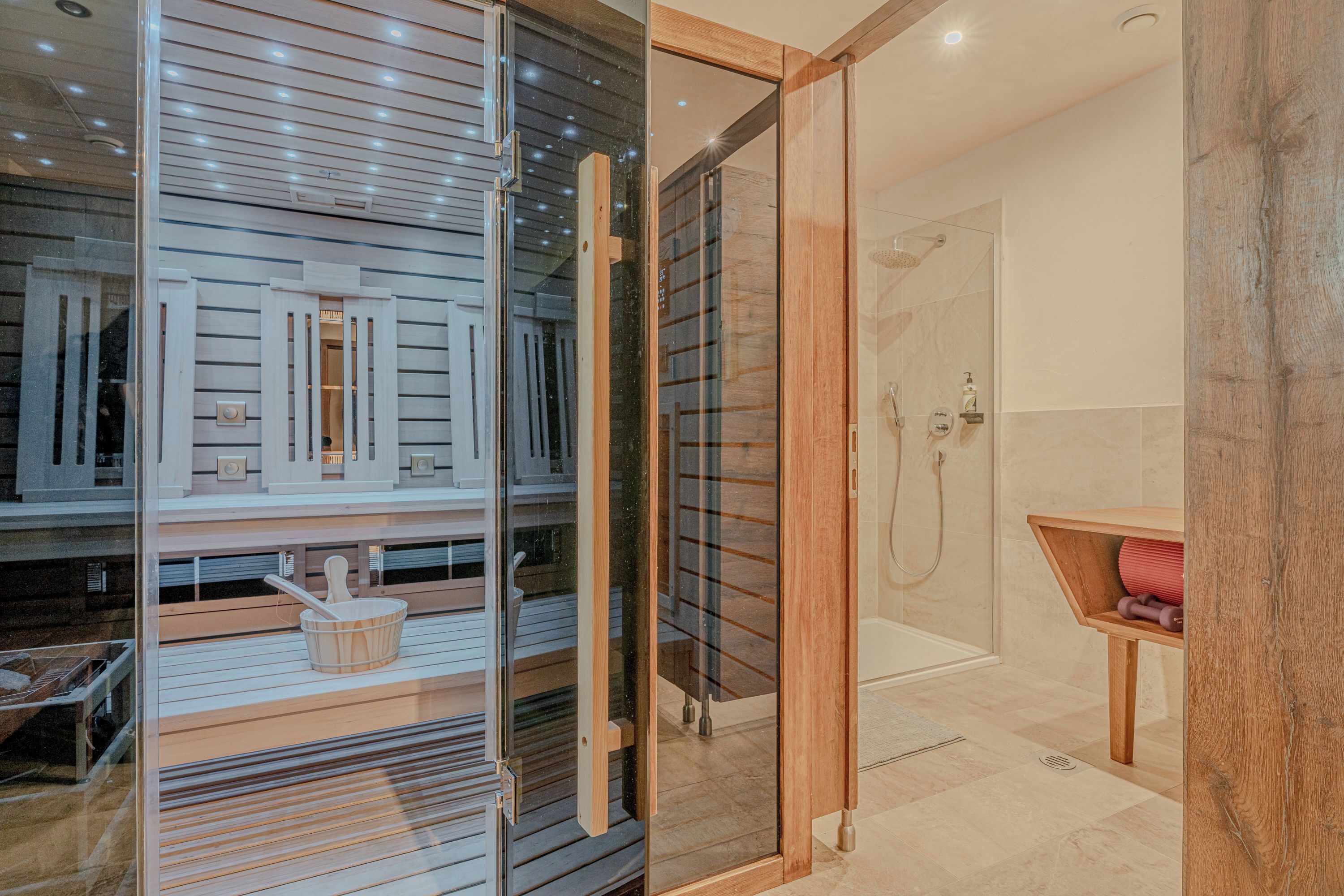 Perhechalet, useita makuuhuoneita, vuorten lähellä (Luxury Chalet Martin) | Sauna