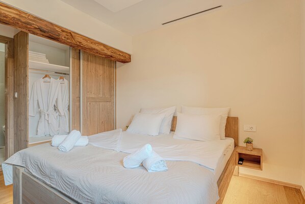 Family Chalet, Multiple Bedrooms, Mountainside (Luxury Chalet Martin)