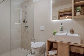 Chalé família, vários quartos, ao lado da montanha (Luxury Chalet Martin) | Banheiro | Chuveiro, toalhas de banho, sabonete, shampoo