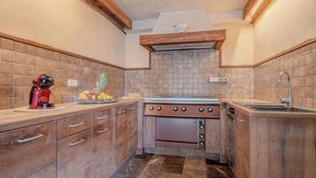 Family Chalet, 3 Bedrooms, Mountainside (Luxury Chalet Martin) | Private kitchen | Fridge, microwave, oven, stovetop