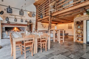 Familienchalet, Mehrere Schlafzimmer, Bergseite (Luxury Chalet Martin) | Speisen