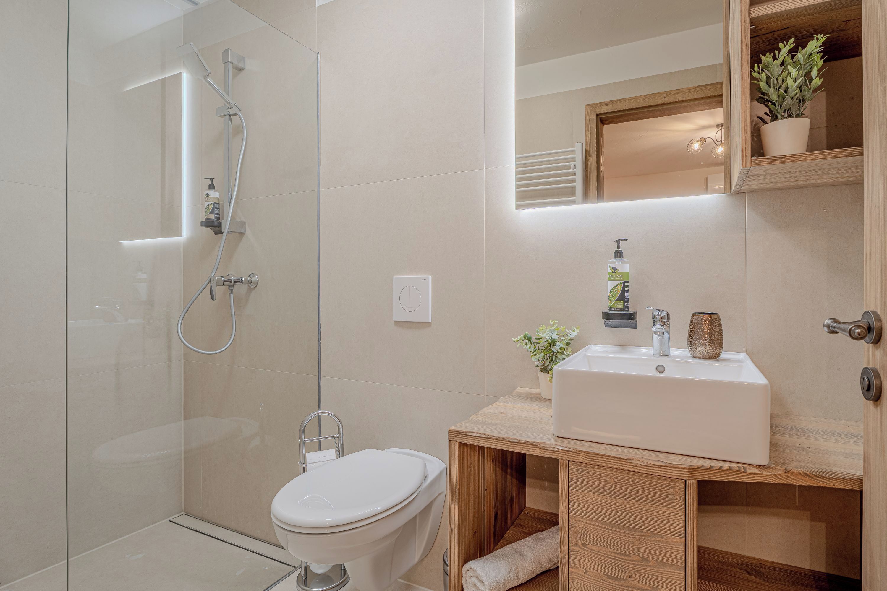 Family Chalet, Multiple Bedrooms, Mountainside (Luxury Chalet Martin) | Bathroom | Shower, towels, soap, shampoo