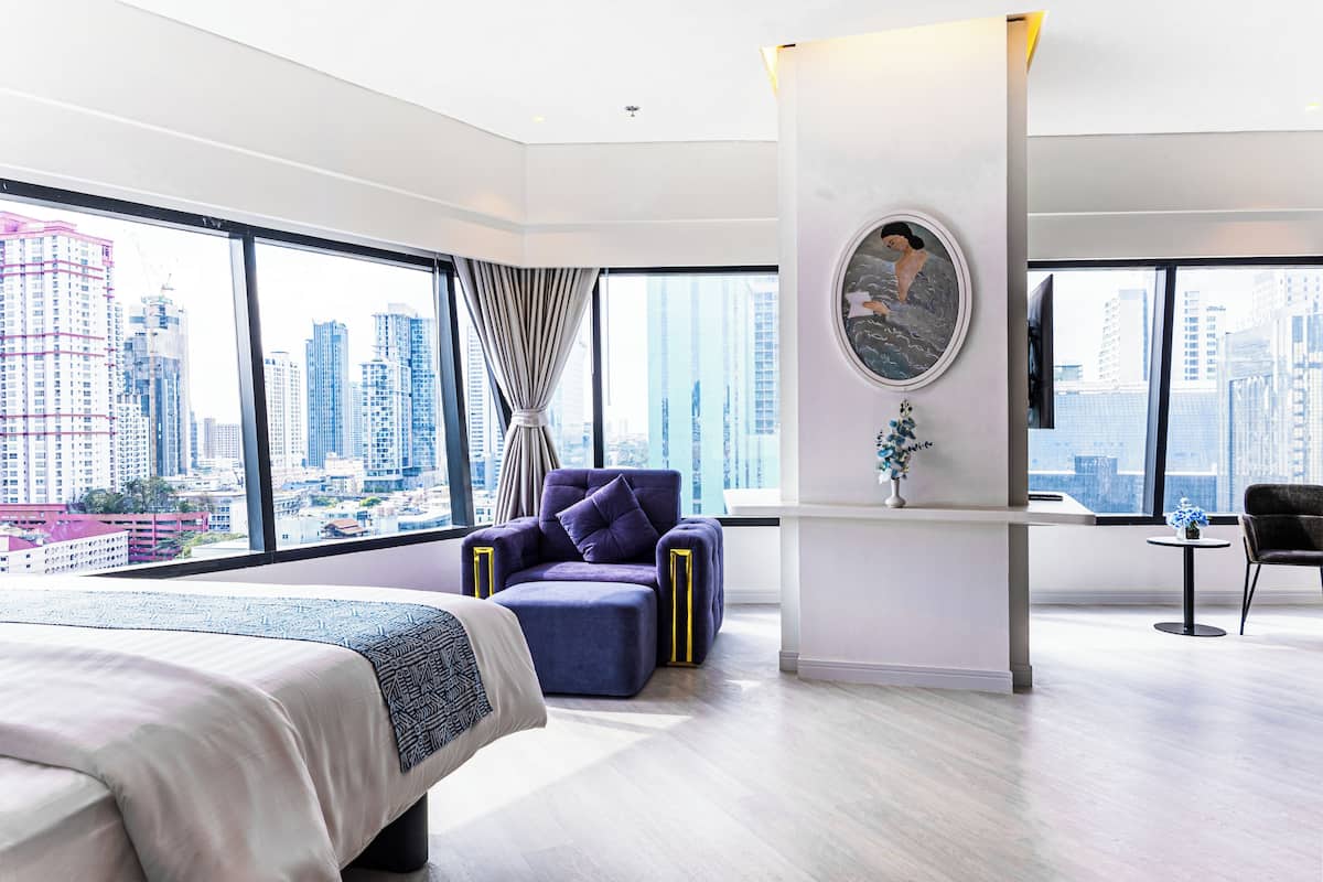 Minibar, in-room safe, blackout curtains, free WiFi