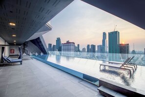 Outdoor pool, free pool cabanas - QUEENSLAND HOTEL BANGKOK (Bangkok)
