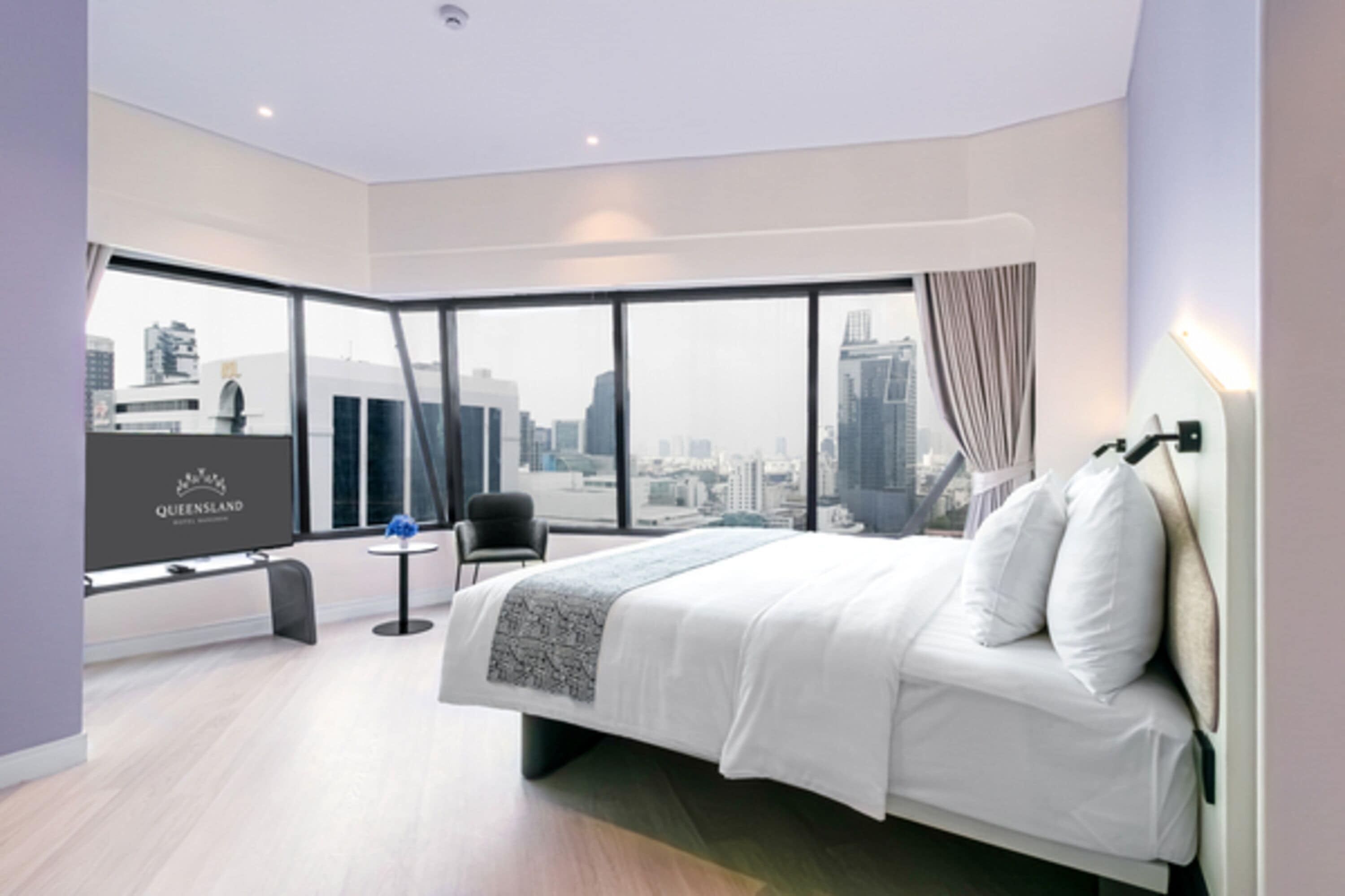 Familiekamer | Een minibar, een kluis op de kamer, een bureau, verduisterende gordijnen