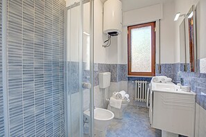 家庭公寓, 多間臥室 (La Casa Di Felice) | 浴室 | 淋浴設備、吹風機、坐浴桶、毛巾