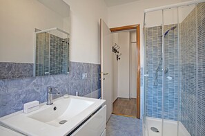 Family Apartment, Multiple Bedrooms (La Casa Di Felice) | Bathroom | Shower, hair dryer, bidet, towels - La Casa Di Felice (Bardonecchia)