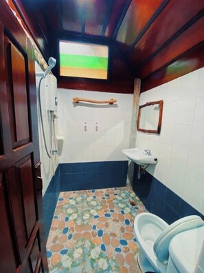 Basic Single Room | Bathroom