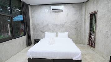 Deluxe Room | Desk, free WiFi