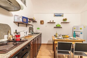Leilighet – standard, flere soverom (Casa Simona) | Eget kjøkken | Kjøleskap, mikrobølgeovn, kokeplater og kaffetrakter/tekoker