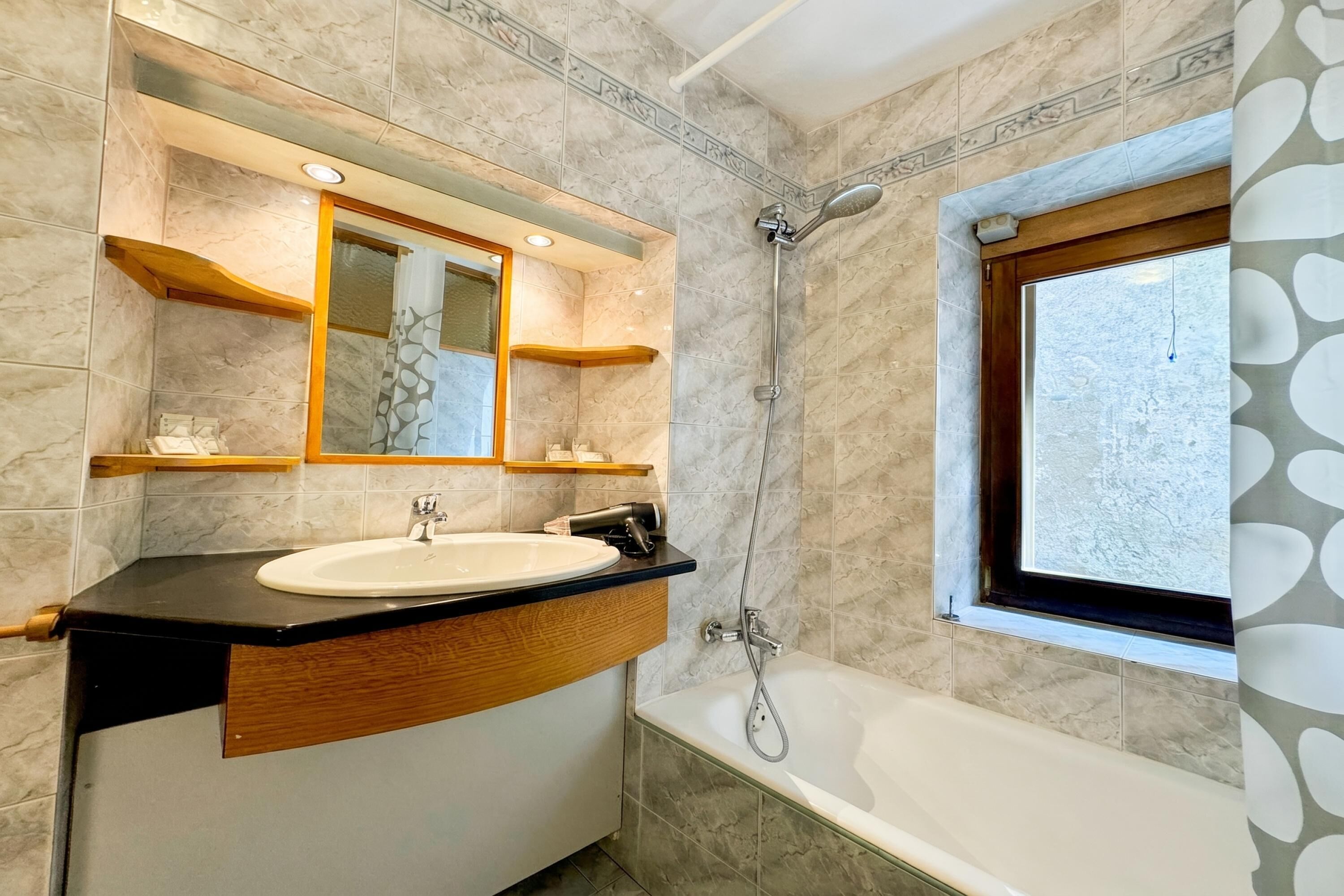 Maison mitoyenne Familiale, plusieurs chambres (Borgo di Porlezza) | Salle de bain | Ensemble douche/baignoire, sèche-cheveux, bidet, serviettes fournies