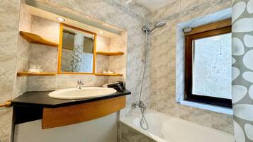 Maison mitoyenne Familiale, plusieurs chambres (Borgo di Porlezza) | Salle de bain | Ensemble douche/baignoire, sĂšche-cheveux, bidet, serviettes fournies