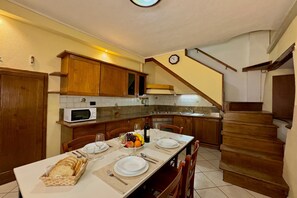 Family Townhome, 3 Bedrooms, Microwave (Borgo di Porlezza) | Dining