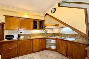 Maison en rangée familiale, plusieurs chambres (Borgo di Porlezza) | Cuisine privée | Réfrigérateur, four à micro-ondes, surface de cuisson, cafetière-théière