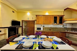 Townhome för familj - flera sovrum (Borgo di Porlezza) | Vardagsrum | 21-tums platt-tv med kabelkanaler
