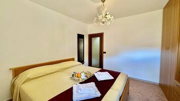 3 habitaciones y espacio para trabajar con laptop