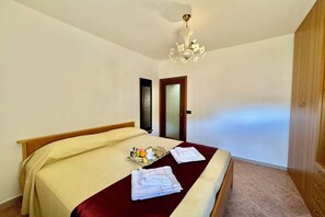 Familie resortwoning, meerdere slaapkamers (Borgo di Porlezza) | 3 slaapkamers, een laptopwerkplek, een strijkplank/strijkijzer