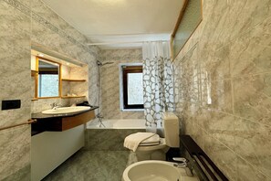 Familie resortwoning, meerdere slaapkamers (Borgo di Porlezza) | Badkamer | Een bad/douchecombinatie, een haardroger, een bidet, handdoeken