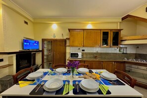 Familien-Stadtwohnung, 3 Schlafzimmer (Borgo di Porlezza) | Eigene Küche | Kühlschrank, Mikrowelle, Herdplatte, Wasserkocher mit Kaffee-/Teezubehör