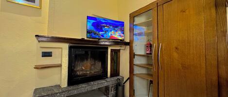 Family Townhome, Multiple Bedrooms (Borgo di Porlezza) | Fireplace
