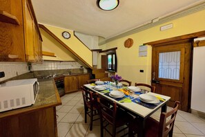 Maison en rangée familiale, plusieurs chambres (Borgo di Porlezza) | Cuisine privée | Réfrigérateur, four à micro-ondes, surface de cuisson, cafetière-théière