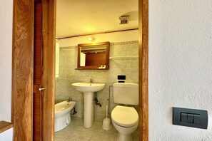 Family Townhome, Multiple Bedrooms (Borgo di Porlezza) | Bathroom - Borgo di Porlezza (Porlezza)