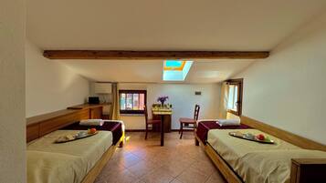 Residenza familiare, camere multiple (Borgo di Porlezza) | 3 camere, postazione laptop, ferro/asse da stiro, Wi-Fi gratuito