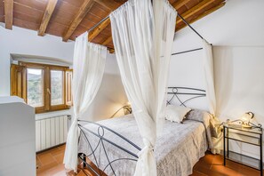 Familienhaus, Mehrere Schlafzimmer, Bergseite (Vigna Home Amazing Site Chianti) | 2 Schlafzimmer, Bügeleisen/Bügelbrett, kostenloses WLAN, Bettwäsche