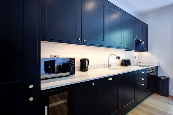 Kühlschrank, Mikrowelle, Ofen, Herdplatte