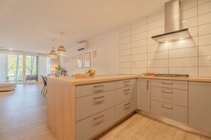 Familienvilla, Mehrere Schlafzimmer, 2 Bäder (Vipava River Retreat) | Eigene Küche | Kühlschrank, Mikrowelle, Ofen, Herdplatte