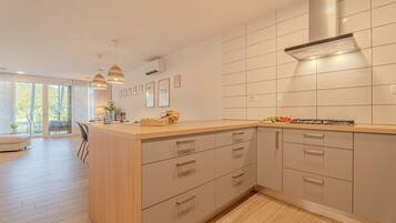 Villa familiar, 3 habitaciones, 2 baños (Vipava River Retreat) | Cocina privada | Refrigerador, microondas, horno y parrilla de estufa