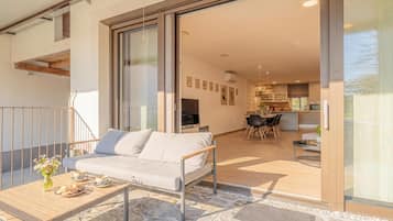Family Villa, Multiple Bedrooms, 2 Bathrooms (Vipava River Retreat) | Tempat makan luar