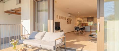 Villa familiar, varias habitaciones, 2 baños (Vipava River Retreat) | Restaurante al aire libre