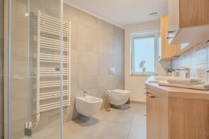 Familie villa, meerdere slaapkamers, 2 badkamers (Vipava River Retreat) | Badkamer | Een douche, handdoeken, zeep, shampoo