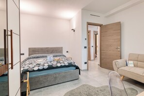 Leilighet – standard, flere soverom (Gemma Marina Near Villa Grock Museum) | 1 soverom, skrivebord for bærbar PC og strykejern/-brett