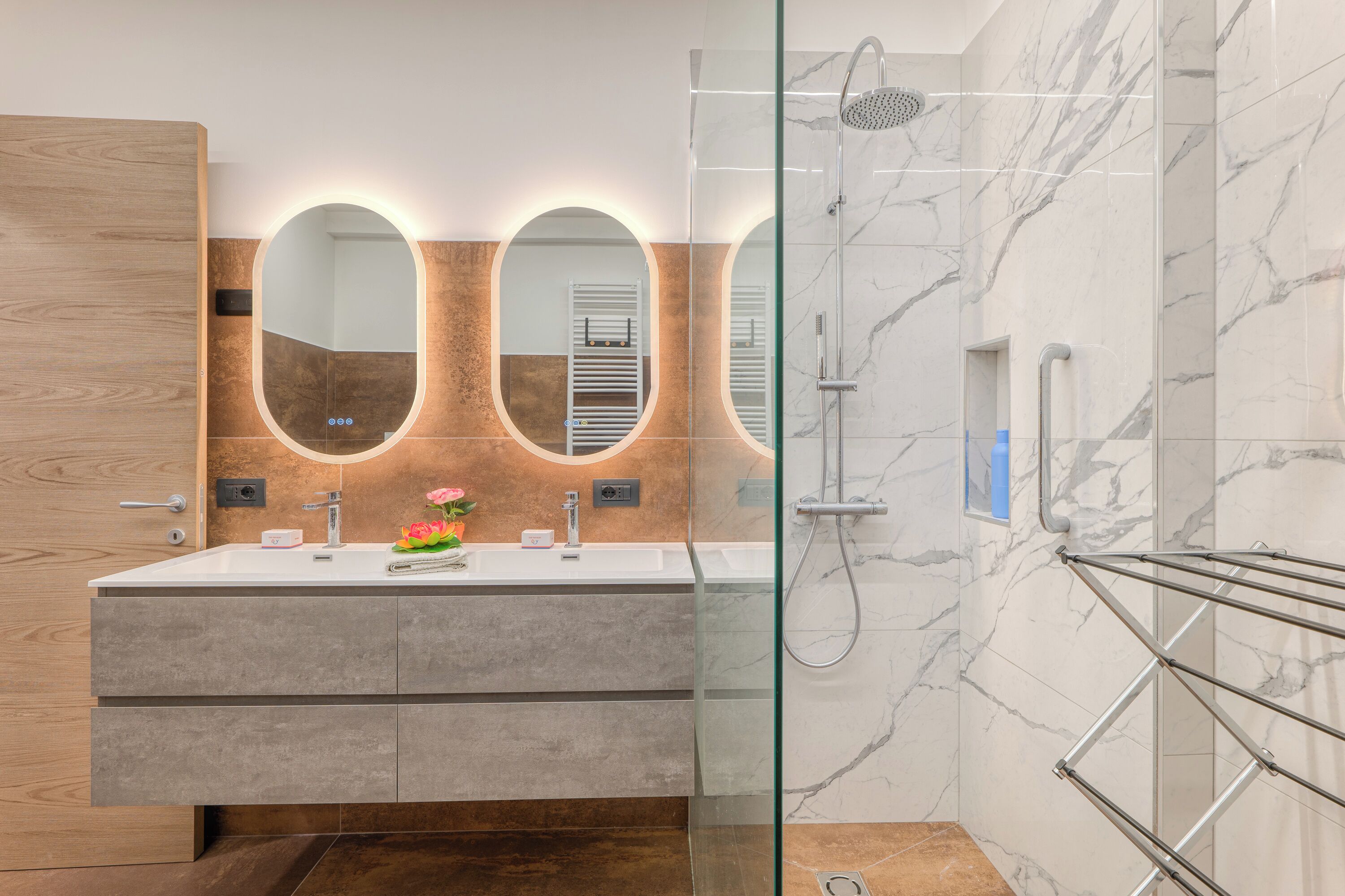 Standard-Apartment, Mehrere Schlafzimmer (Gemma Marina near Villa Grock Museum) | Badezimmer | Dusche, Haartrockner, Bidet, Handtücher