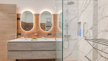 Standard-Apartment, Mehrere Schlafzimmer (Gemma Marina near Villa Grock Museum) | Badezimmer | Dusche, Haartrockner, Bidet, Handtücher