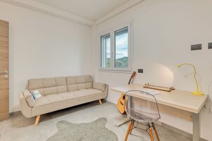 标准公寓, 多间卧室 (Gemma Marina near Villa Grock Museum) | 起居区 | 21-英寸  纯平电视（配备有线频道）
